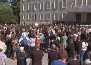 Pedagogët dhe studentët para kryeministrisë; u bashkua edhe një grup protestuesish. Mungojnë maskat