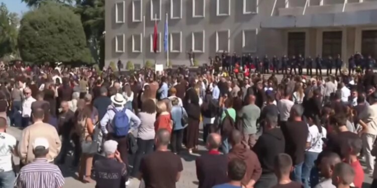 Pedagogët dhe studentët para kryeministrisë; u bashkua edhe një grup protestuesish. Mungojnë maskat