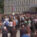 Pedagogët dhe studentët para kryeministrisë; u bashkua edhe një grup protestuesish. Mungojnë maskat