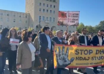 Pedagogët marshojnë kundër dhunës ndaj studentëve: Të mblidhemi çdo ditë në 10:00