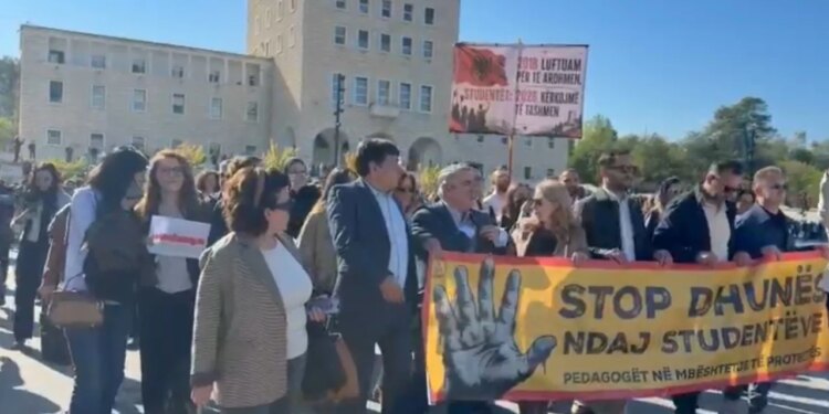 Pedagogët marshojnë kundër dhunës ndaj studentëve: Të mblidhemi çdo ditë në 10:00