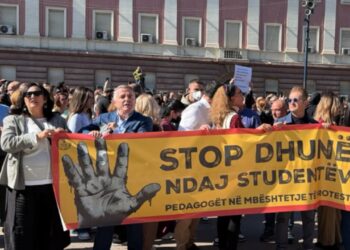 Pedagogët në marshim paqësor për studentët: Zëri i të rinjve duhet të dëgjohet, kundërshtojnë dhunën