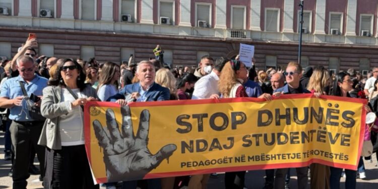 Pedagogët në marshim paqësor për studentët: Zëri i të rinjve duhet të dëgjohet, kundërshtojnë dhunën