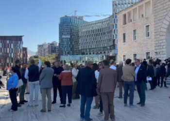 Pedagogët nisin tubimin paqësor në mbështetje të studentëve