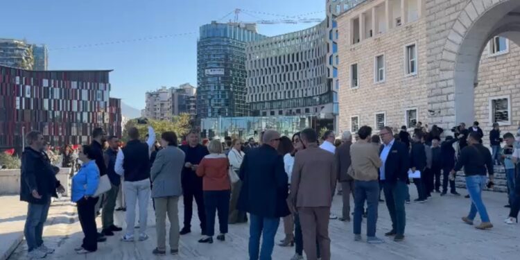 Pedagogët nisin tubimin paqësor në mbështetje të studentëve