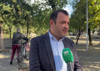 Pedagogu dënon dhunën, ish-komisioneri: Ndërhyrjet pa identifikim janë të paligjshme, kërkesat të drejta