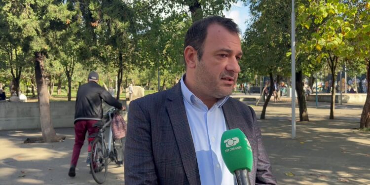 Pedagogu dënon dhunën, ish-komisioneri: Ndërhyrjet pa identifikim janë të paligjshme, kërkesat të drejta