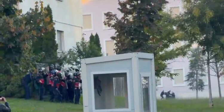 Përballje frontale mes policisë dhe protestuesve pas Piramidës, efektivët tërhiqen për t'i rezistuar sulmeve