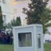 Përballje frontale mes policisë dhe protestuesve pas Piramidës, efektivët tërhiqen për t'i rezistuar sulmeve