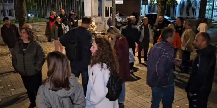 Përcollën mesazhet e tyre në shesh: protestë në Korçë në mbështetje të studentëve