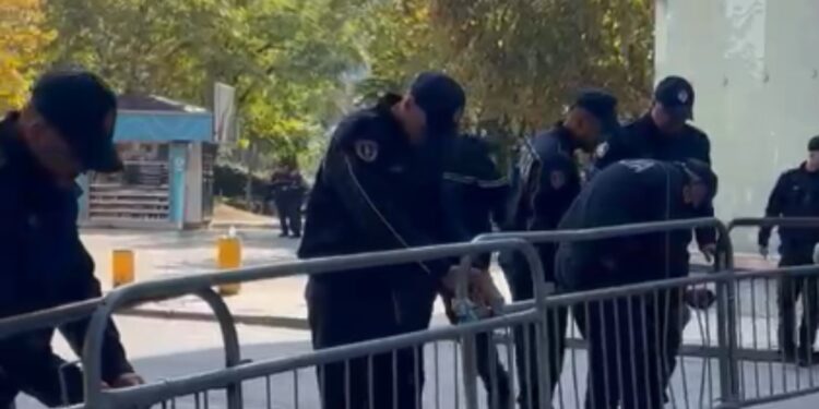 Përfundon seanca parlamentare; policia heq gardhin metalik para Kuvendit, protestuesit shkojnë drejt Ministrisë së Arsimit
