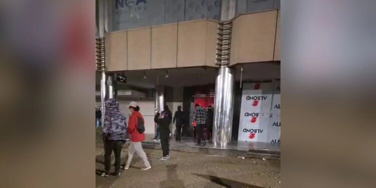 Përplasen pranë Kryeministrisë; protestuesit thyejnë pllakat metalike të bizneseve, hapin me forcë bankë të nivelit të dytë