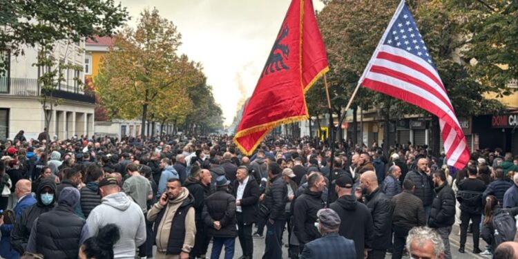 Përplasja me studentët, deputetët e PD-së tërhiqen dhe hapet rruga për protestuesit