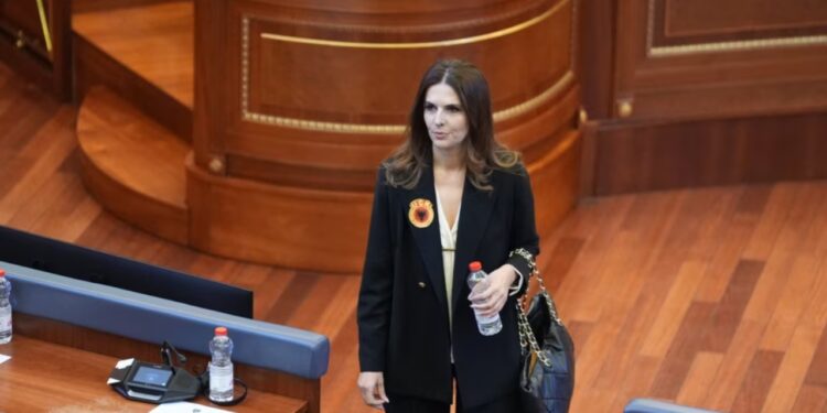 Përplasja rreth Ligjit të Dhomave të Specializuara, nënkryetarja e Kuvendit Çitaku i thërret Kurtit: Albin, eja në Kuvend