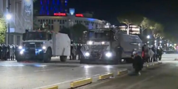 Përplasje e ashpër pranë Kryeministrisë; Policia përdor spraj me piper ndaj protestuesve, ndërhyn autoboti