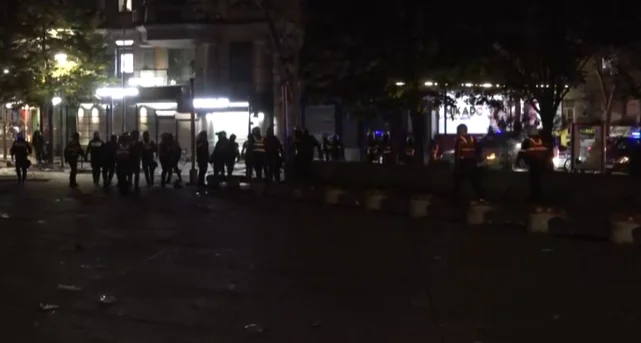 Përplasje e fortë mes efektivëve dhe protestuesve; breshëri gurësh ndaj dhjetëra automjeteve policore, blutë zmbrapsen