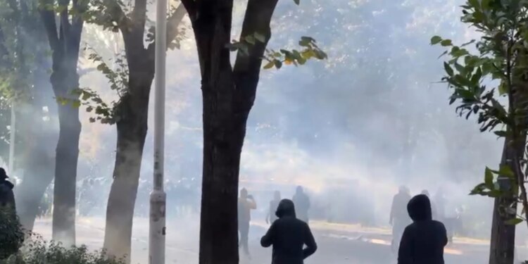 Përplasje e fortë pranë Piramidës, të rinjtë hedhin fishekzjarrë dhe gurë në drejtim të policisë
