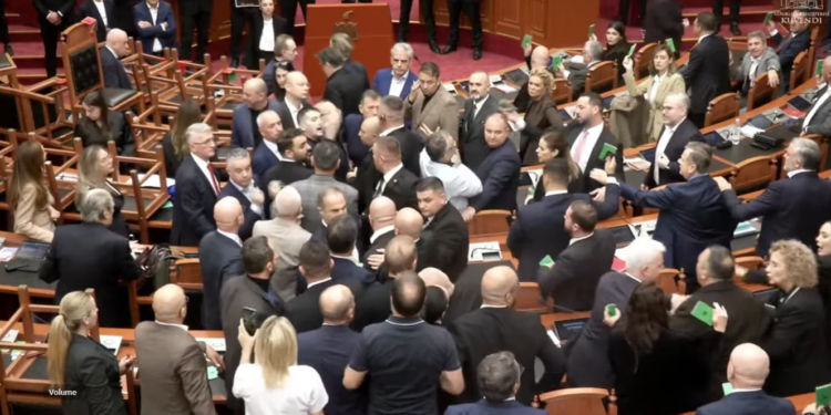 Përplasje fizike në seancë: deputetët e PD përpiqen të pengojnë votimin, deputeti Kreka gjuan me shishe uji