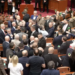Përplasje fizike në seancë: deputetët e PD përpiqen të pengojnë votimin, deputeti Kreka gjuan me shishe uji