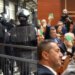 Përplasje jashtë Kuvendit; protestuesit shtyjnë gardhin metalik të policisë teksa brenda zhvillohet seanca plenare