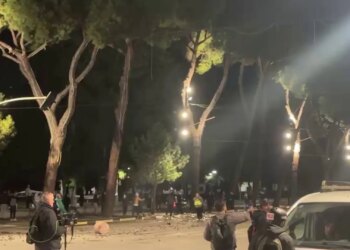 Përplasje mes policisë dhe protestuesve në Bulevardin Dëshmorët e Kombit, hidhen gurë drejt efektivëve dhe makinave të policisë