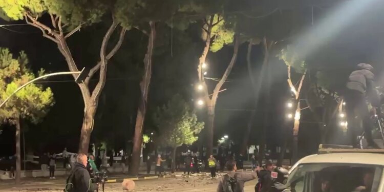 Përplasje mes policisë dhe protestuesve në Bulevardin Dëshmorët e Kombit, hidhen gurë drejt efektivëve dhe makinave të policisë