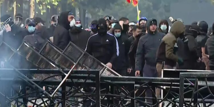 Përplasje mes protestuesve dhe policëve; vendosen barrikada me kangjella hekuri