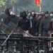 Përplasje mes protestuesve dhe policëve; vendosen barrikada me kangjella hekuri