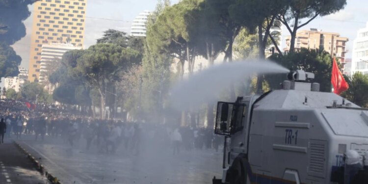 Përplasje midis protestuesve dhe policisë në bulevard; turistët e huaj ndjekin protestën duke ngrënë akullore