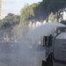 Përplasje midis protestuesve dhe policisë në bulevard; turistët e huaj ndjekin protestën duke ngrënë akullore