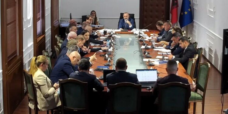 Përplasje në Komisionin e Ligjeve për Territorialen: PD: Po pengoni nismën, bashkitë nuk shkrihen; Manja: E kemi diskutuar