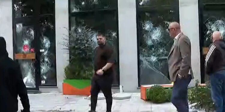 Përplasje në Rrugën e Durrësit: protestuesit thyejnë xhamat e dy bizneseve dhe vënë në flakë fikësen e zjarrit