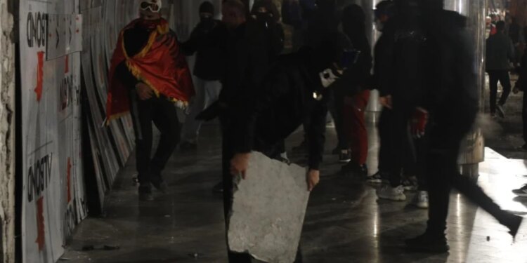 Përplasjet gjatë protestës në Tiranë: Arrestohen 9 persona, 20 shpallen në kërkim, në pranga një gjerman
