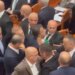 Përplasjet në Kuvend: Agron Malaj vendoset pranë gardës për të ndaluar Nokën të sulmojë deputetët e tjerë