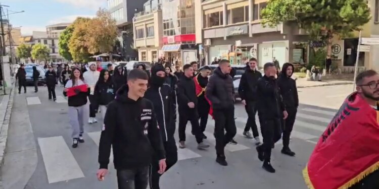 Përplasjet vazhdojnë në Korçë; policia shoqëron 13 persona, të rinjtë rikthehen në marshim pas shpërndarjes së efektivëve