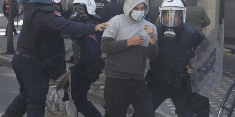 Përshkallëzimet në protestën përpara Ministrisë së Arsimit, Policia e Shtetit reagon sërish