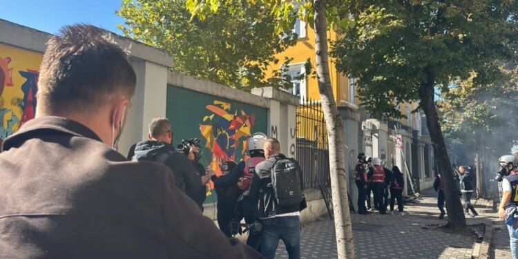 Përshkallëzohet protesta: Ministria e Arsimit në flakë, shoqërohen 20 persona, dëmtohen disa biznese