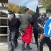 Përshkallëzohet protesta në Lezhë; thyhen xhamat e një gjimnazi, protestuesit shkulin kangjellat dhe tabelat rrugore