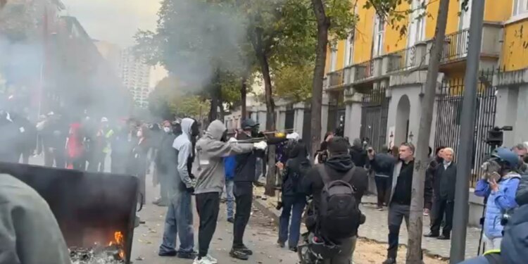 Përshkallëzohet situata në Rrugën e Durrësit, protestuesit gjuajnë me llastiqe; policia thirrje: Protestoni paqësisht, përndryshe do veprojmë