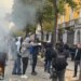 Përshkallëzohet situata në Rrugën e Durrësit, protestuesit gjuajnë me llastiqe; policia thirrje: Protestoni paqësisht, përndryshe do veprojmë