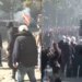 Përshkallëzohet situata te Ministria e Arsimit; protestues hedhin gurë ndaj policisë, efektivët kundërpërgjigjen