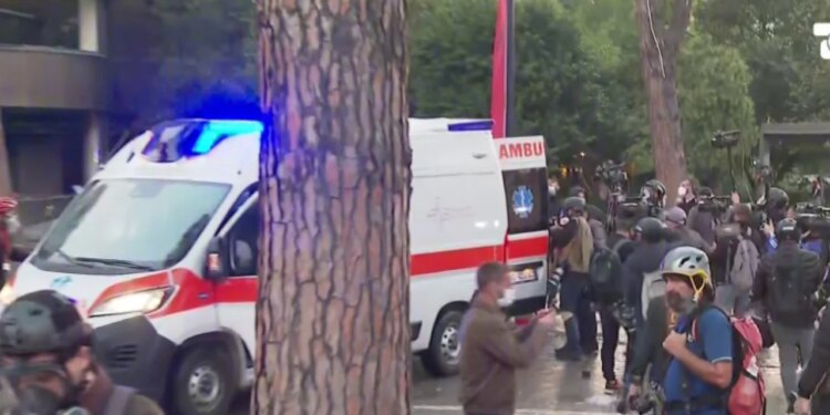 Person në gjendje të rëndë në bulevard, i shtrirë disa minuta, futet pa ndjenja në autoambulancë