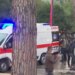 Person në gjendje të rëndë në bulevard, i shtrirë disa minuta, futet pa ndjenja në autoambulancë