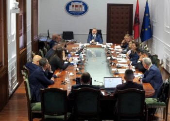 Pesë demokratë të qelbur/ Debat i ashpër te Ligjet: Të kesh turp, je deputet; asnjëri s’më nxjerr përjashta