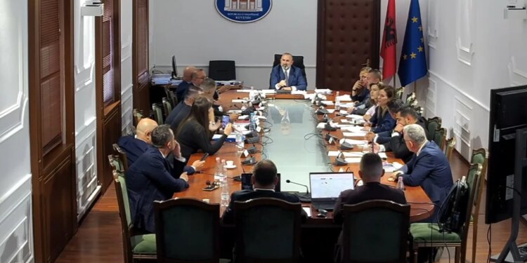 Pesë demokratë të qelbur/ Debat i ashpër te Ligjet: Të kesh turp, je deputet; asnjëri s’më nxjerr përjashta