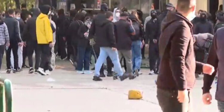 Pjesë e protestuesve qëndrojnë 100 metra larg Drejtorisë së Përgjithshme të Policisë
