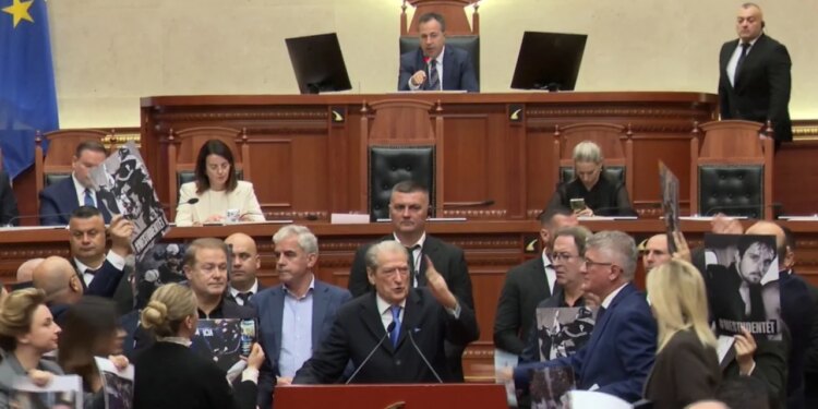 Plumbat e gomës i meritojnë këta / Peleshi ia heq fjalën Berishës për tërë ditën, ndërpret seancën