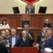 Plumbat e gomës i meritojnë këta / Peleshi ia heq fjalën Berishës për tërë ditën, ndërpret seancën