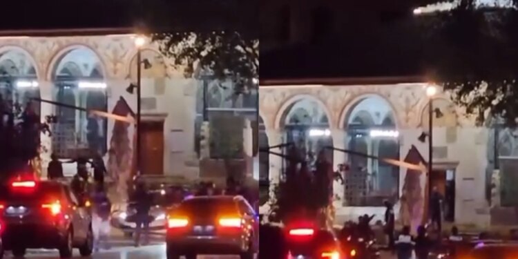 Policia arreston me forcë dhe shoqëron disa protestues edhe brenda xhamisë Et’hem Beu