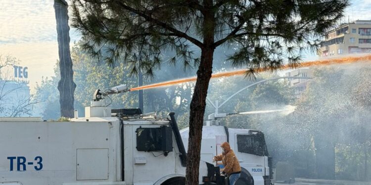 Policia arrin të largojë protestuesit nga Bulevardi, ndërhyrja vazhdon në Parkun Rinia